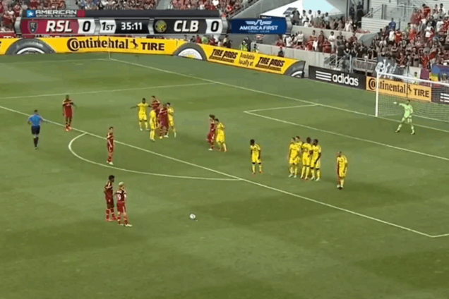 Американские футболисты разыграли невероятный штрафной: хрестоматийное видео