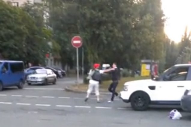 Это карма! В Киеве грозный пешеход прилично 'навалял' хаму-водителю: видеофакт