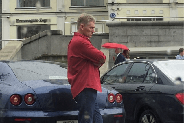 В джинсах и без Путина: в сети показали 'неформального' Пескова: фотофакт