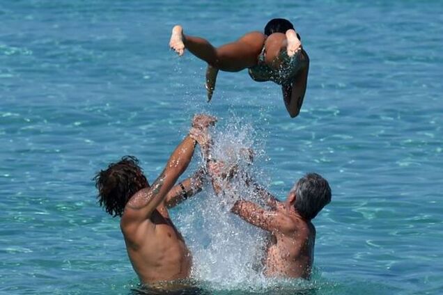 Итальянский футболист ярко развлекается в воде со своей подругой: эффектные фото
