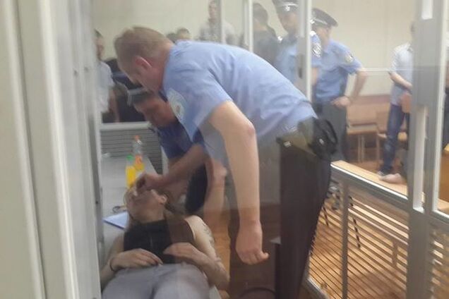 Активистка 'Айдара', перегрызшая себе вены, упала в обморок от приговора: фото и видеофакт