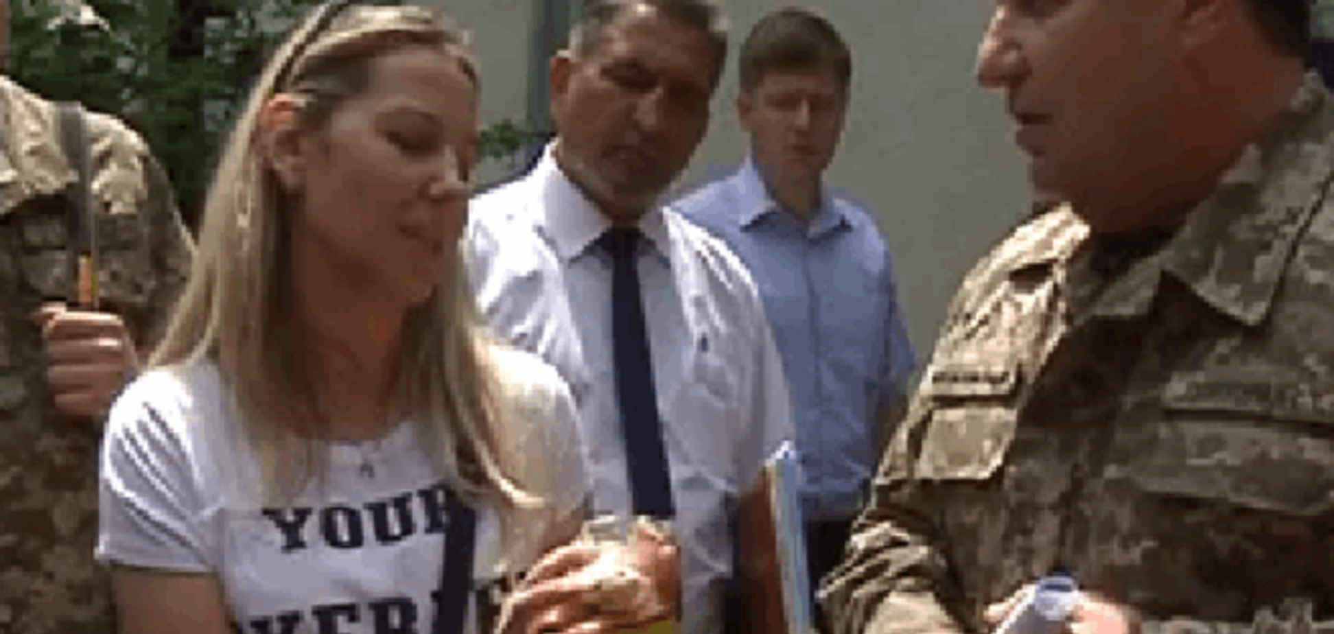 Полтораку подарували 'помиї', якими годують солдатів АТО: фото і відеофакт