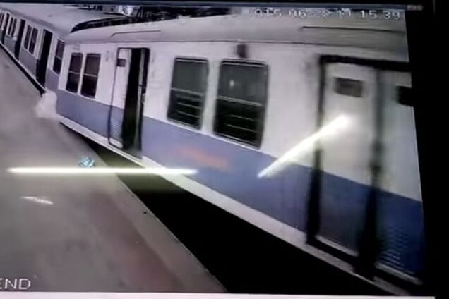 В Индии пассажирский поезд взлетел в воздух. Фото и видеофакт