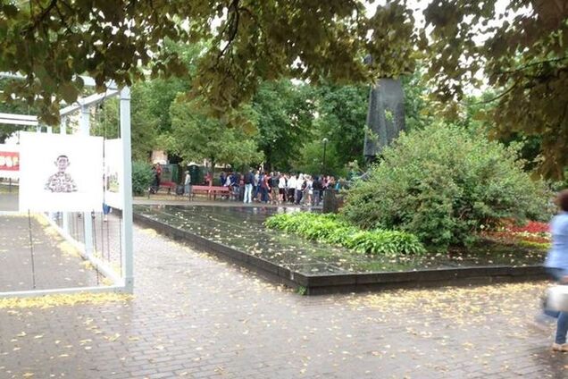 Парни в камуфляже избили неформалов в центре Киева: фотофакт