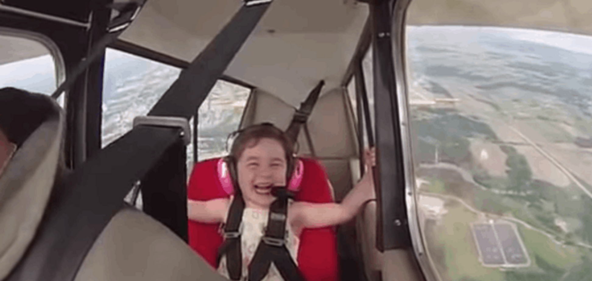 Дикий захват! Пілот перекидався в повітрі з 4-річною донькою на борту: неймовірне відео