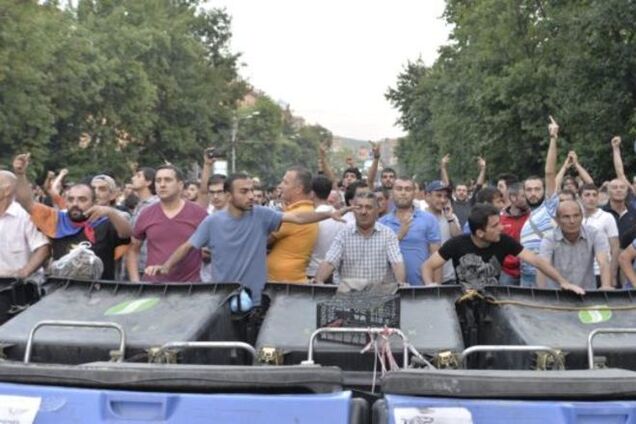 'Тарифний Майдан' в Єревані: поліція хоче забрати сміттєві баки у протестувальників