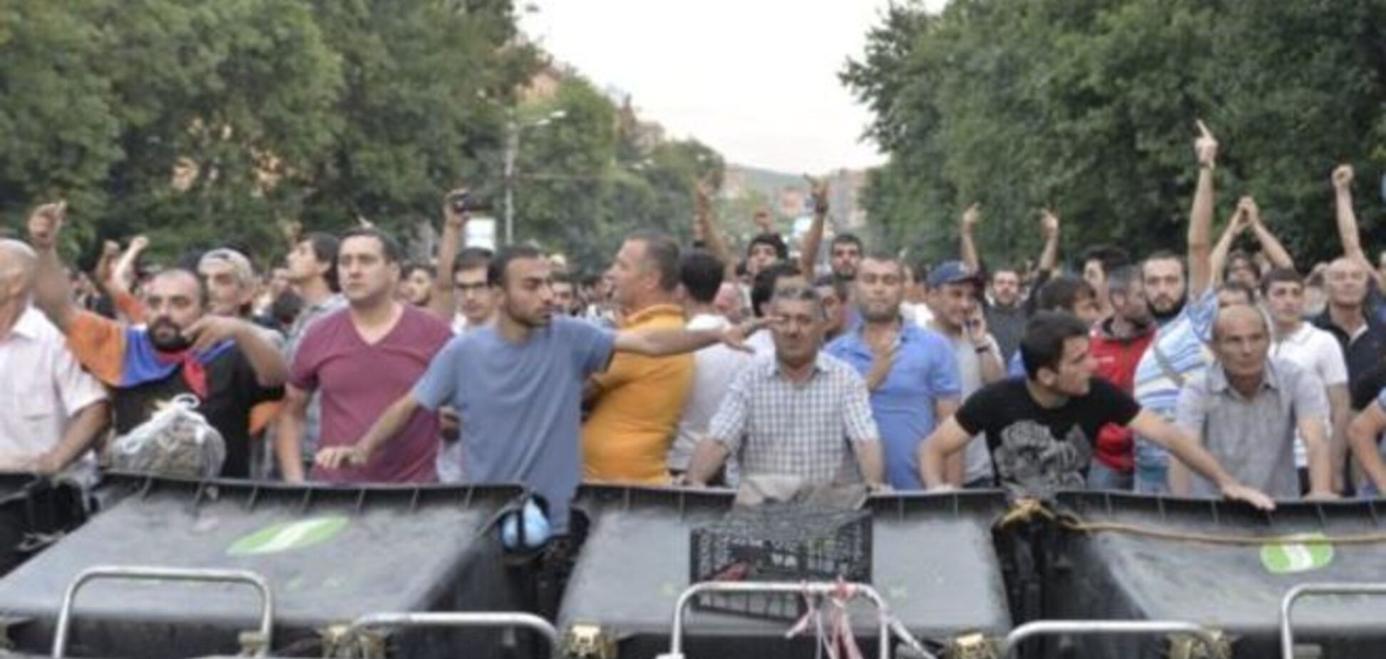 'Тарифный Майдан' в Ереване: полиция хочет отнять мусорные баки у протестующих