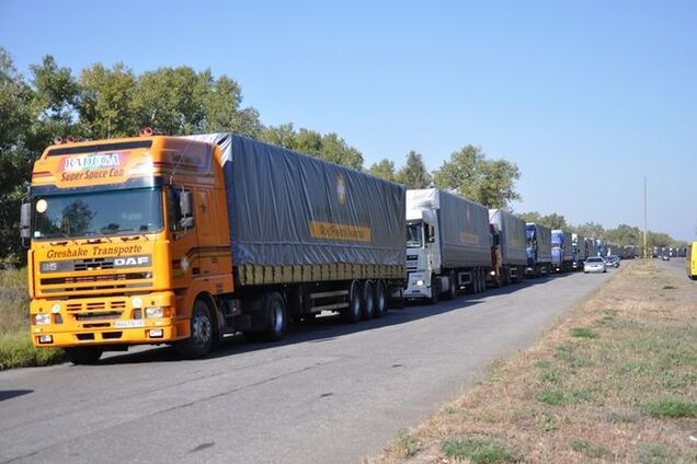 Автоколонна с продуктами от Штаба Ахметова остановлена из-за обстрелов под Марьинкой