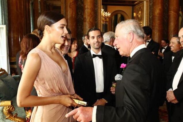 Ирина Шейк показала принцу Чарльзу свое глубокое декольте