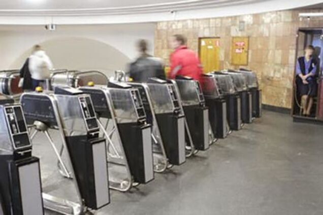 У київському метро змусили пільговиків купувати жетони 