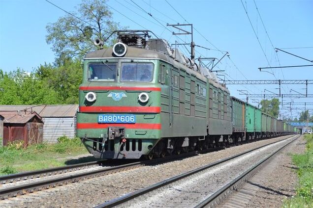 В Киеве мужчина попал под поезд. Его личность установили по карточке киевлянина