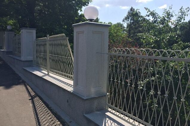 'Золотой' забор киевского ботсада уже отпадает: фотофакт