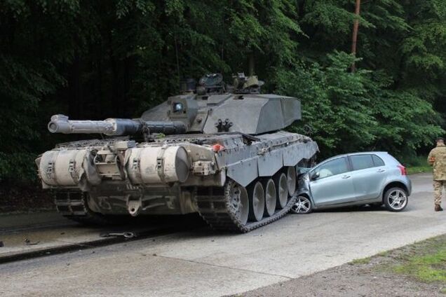 В Германии 18-летний водитель попал под танк