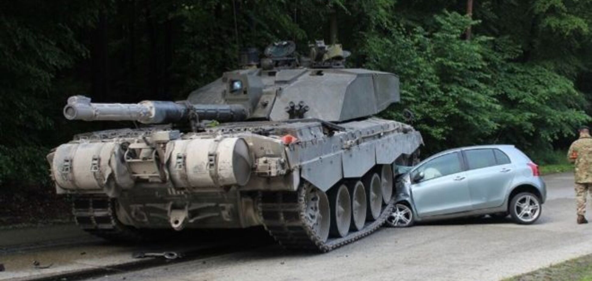 В Германии 18-летний водитель попал под танк