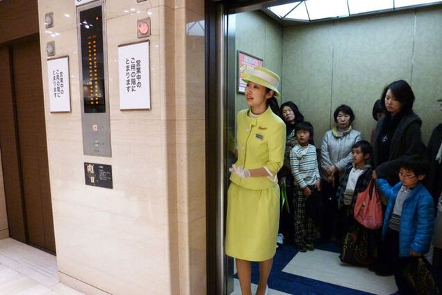В Японии лифты оборудуют туалетами и снабдят питьевой водой