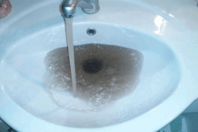 У жителей Измаила из кранов потекла 'кофейная жижа': фотофакт