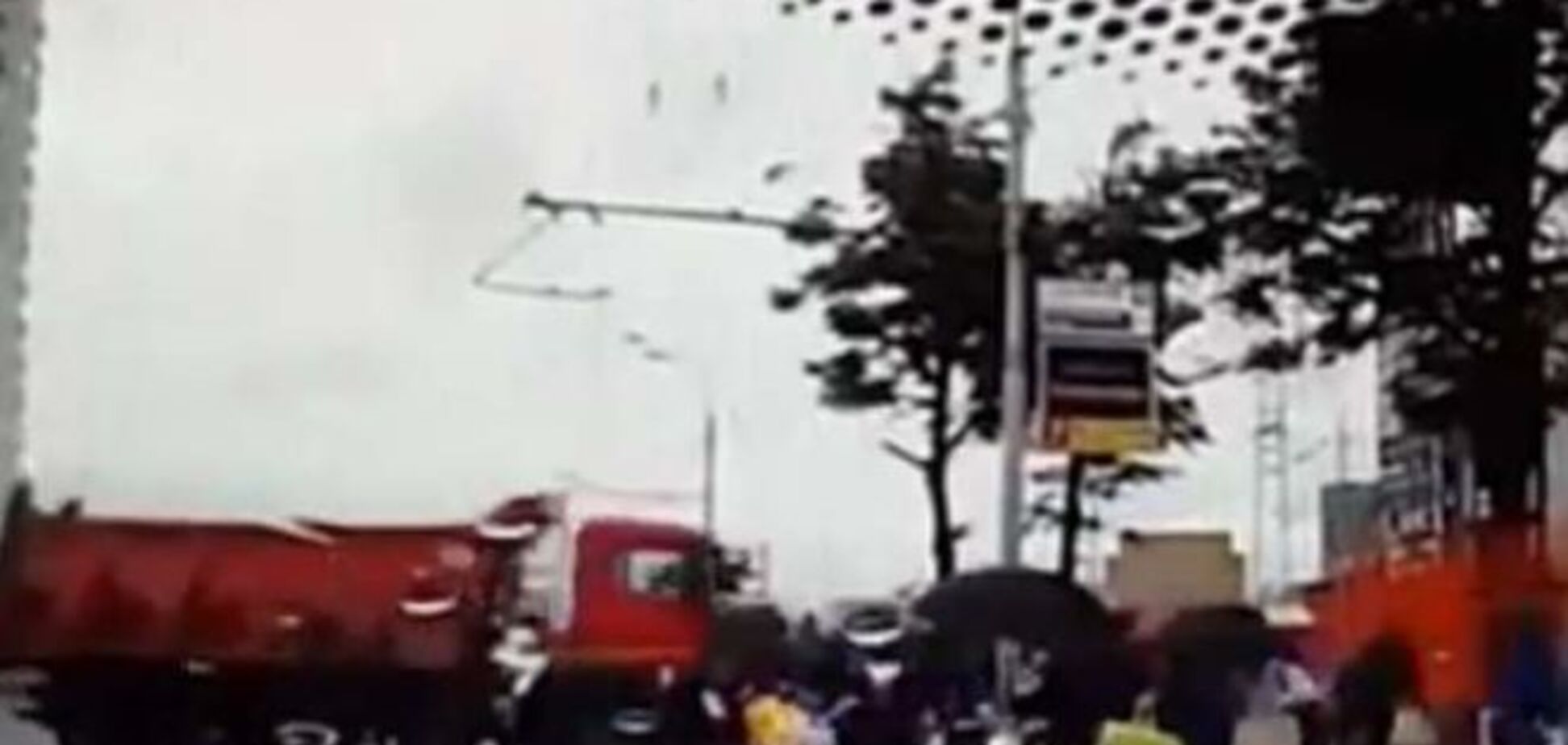 КамАЗ налетел на толпу людей в Москве: ужасное видео