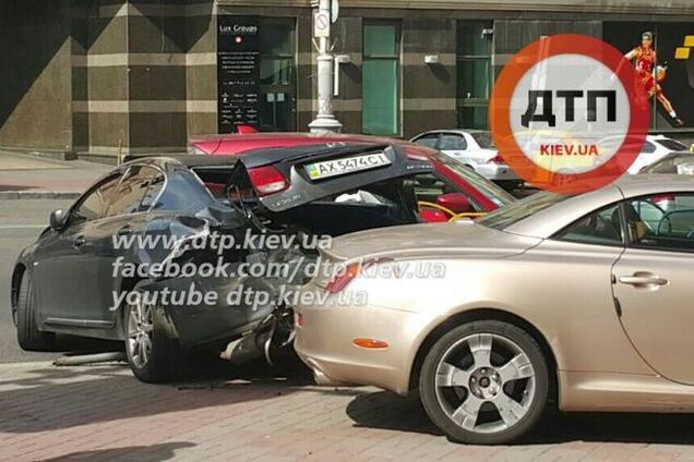 В центре Киева девушка-подросток на Lexus устроила ДТП
