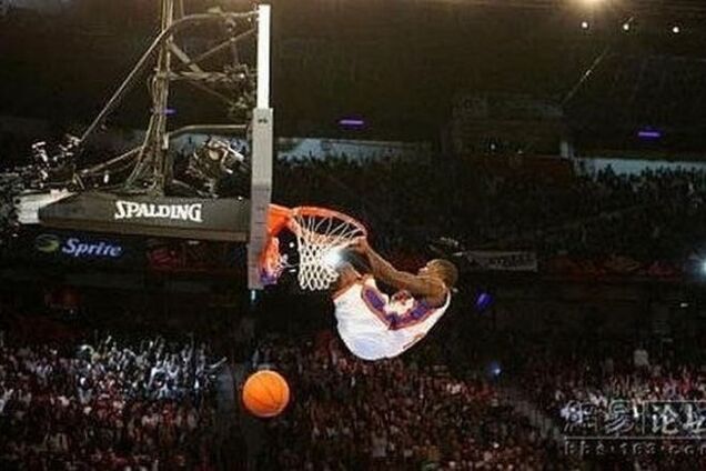 Курьезный баскетбол: смешные фото со спортсменами стали хитом интернета