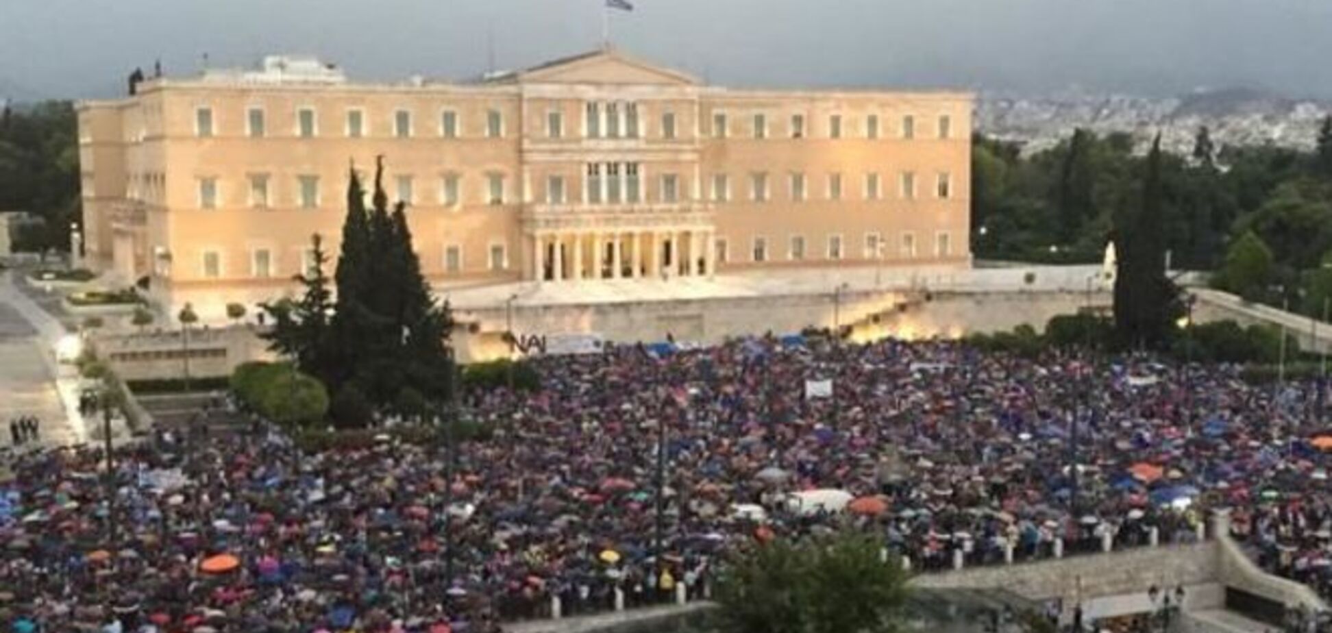Десятки тысяч греков потребовали от властей принять условия кредиторов