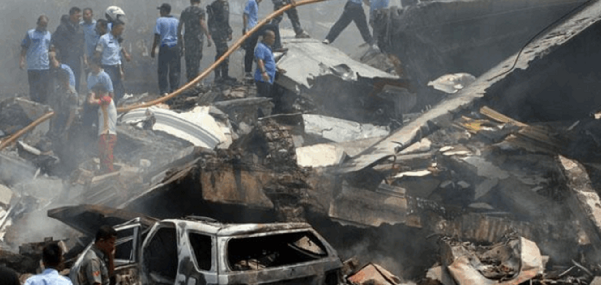 В результате падения военного самолета в Индонезии погибло более 100 человек