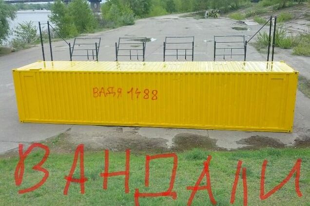 В Киеве вандалы разграбили уличную спортплощадку