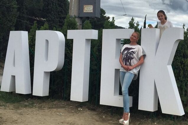 Назад в СССР: Волочкова в красном галстуке изображала престарелую пионерку в Крыму