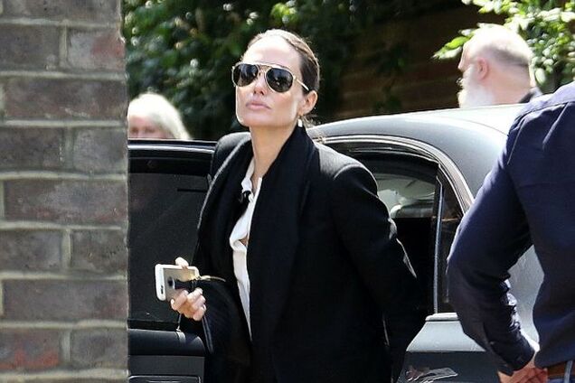 Голливудская магия: зачем Анджелина Джоли носит черную нить на лодыжке