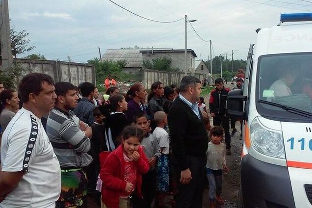 В Ужгороді п'яна лікар швидкої допомоги відмовилася рятувати маленького рома: фотофакт