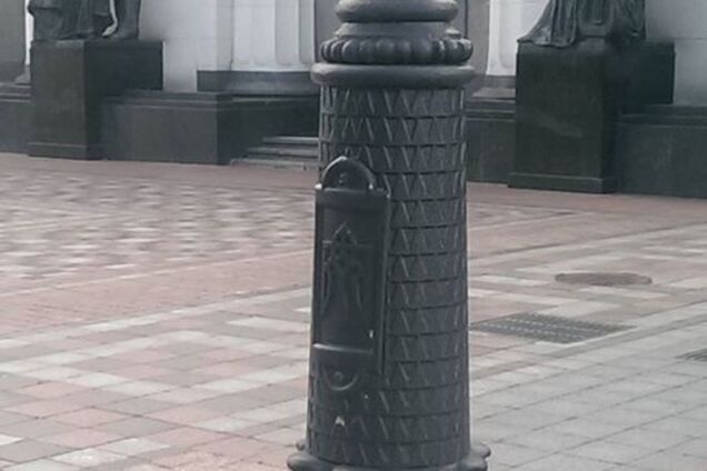 Возле Рады заметили неправильный тризуб: фотофакт