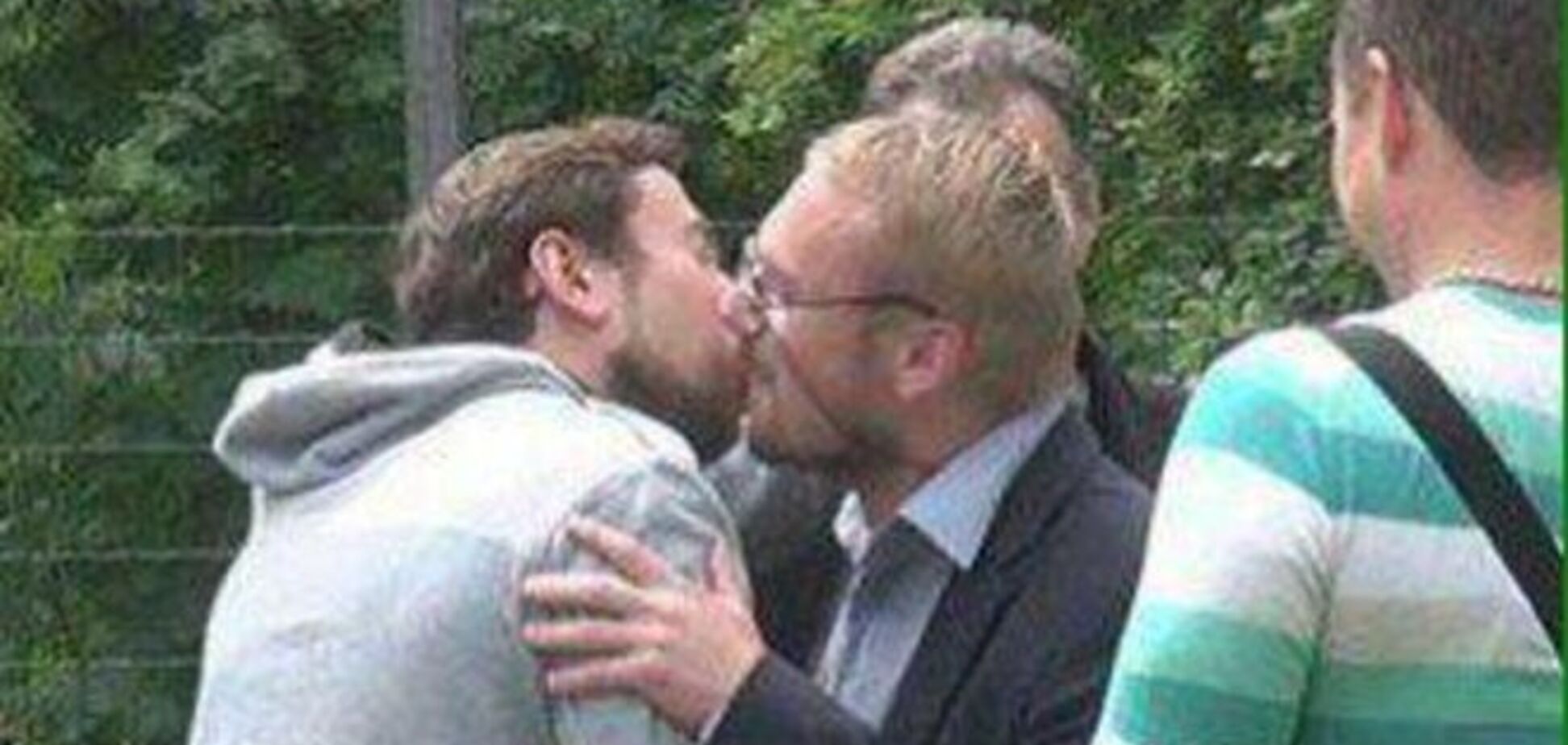 Совет да любовь: в России депутат-гомофоб поцеловал православного активиста – фотофакт