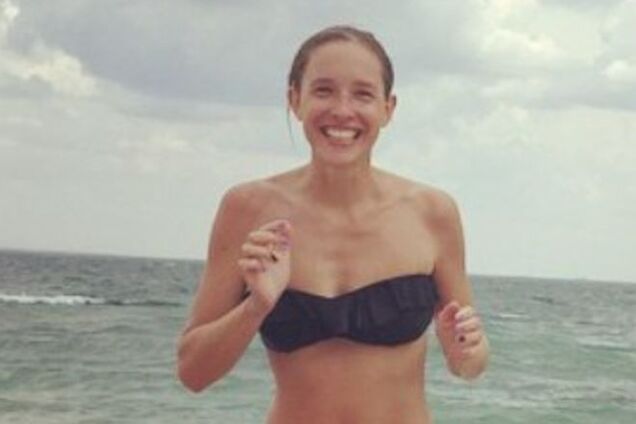 Катя Осадчая похвасталась стройной фигурой в купальнике