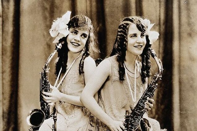 Сестры Хилтон: история сиамских близнецов, которые стали светскими львицами