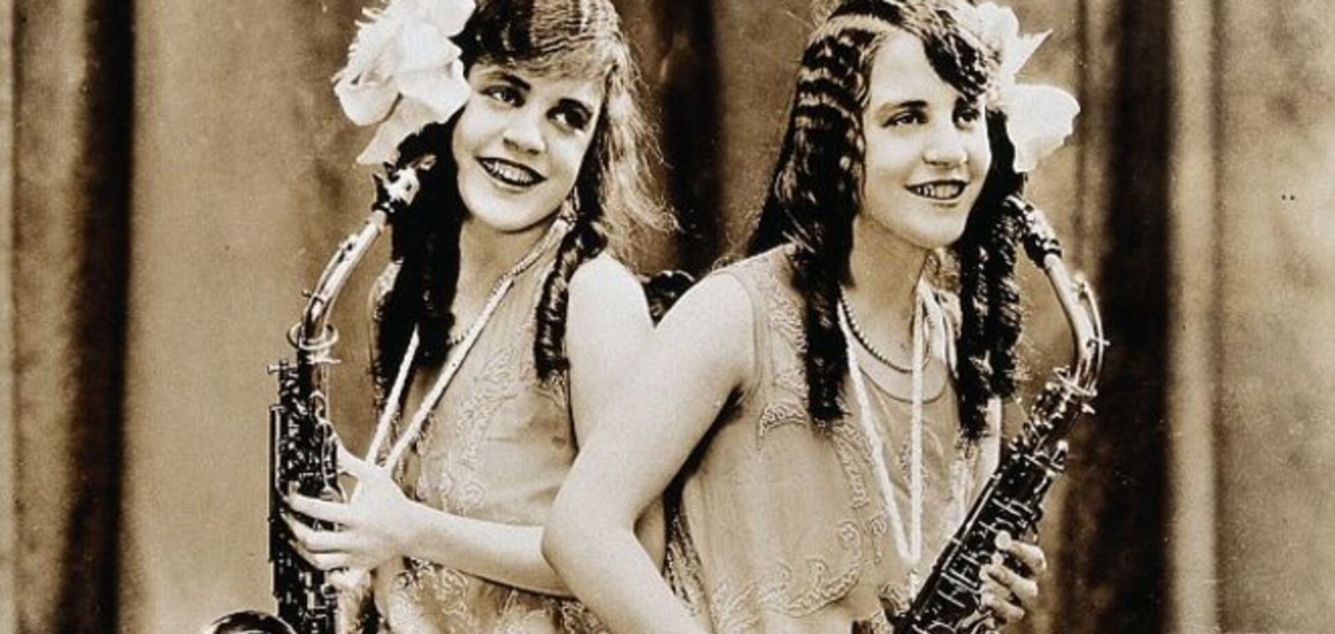 Сестры Хилтон: история сиамских близнецов, которые стали светскими львицами