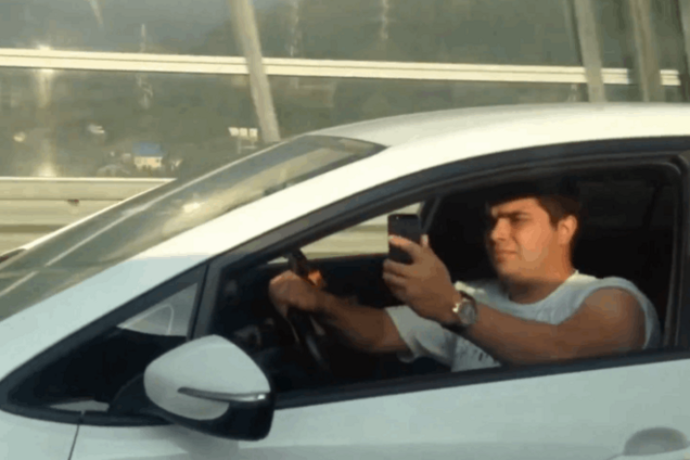 'Карма на дороге': водитель лишился телефона из-за неприличного жеста