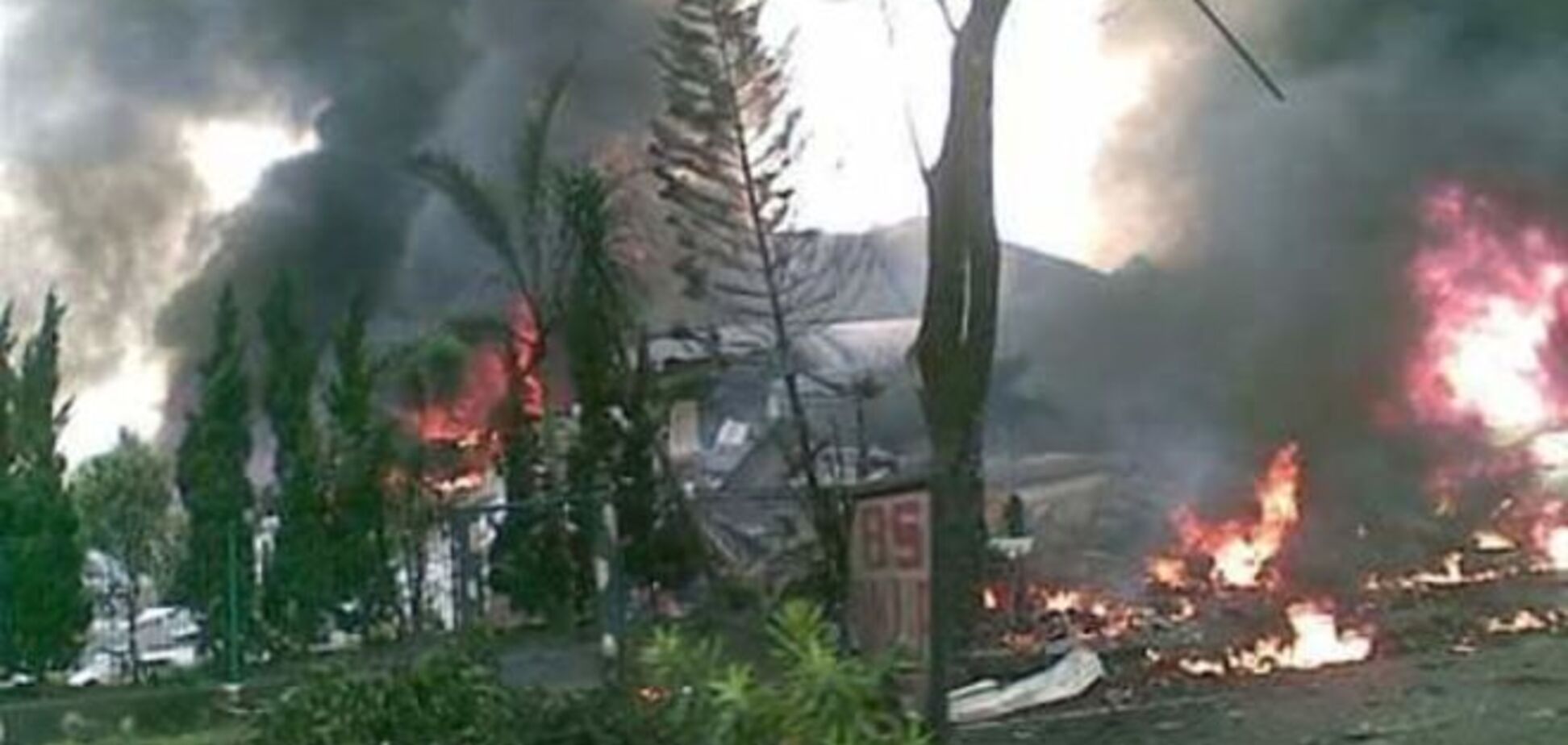 В Индонезии военный самолет упал на отель: погибли 30 человек. Фоторепортаж