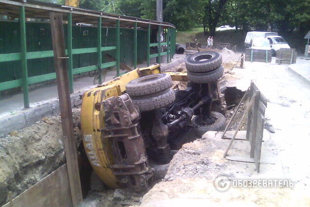 В Киеве в траншею провалился экскаватор: опубликованы фото и видео