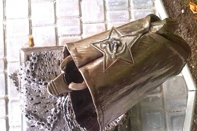 Фашизм не пройдет! В оккупированном Донецке установили памятник штыку и пилотке