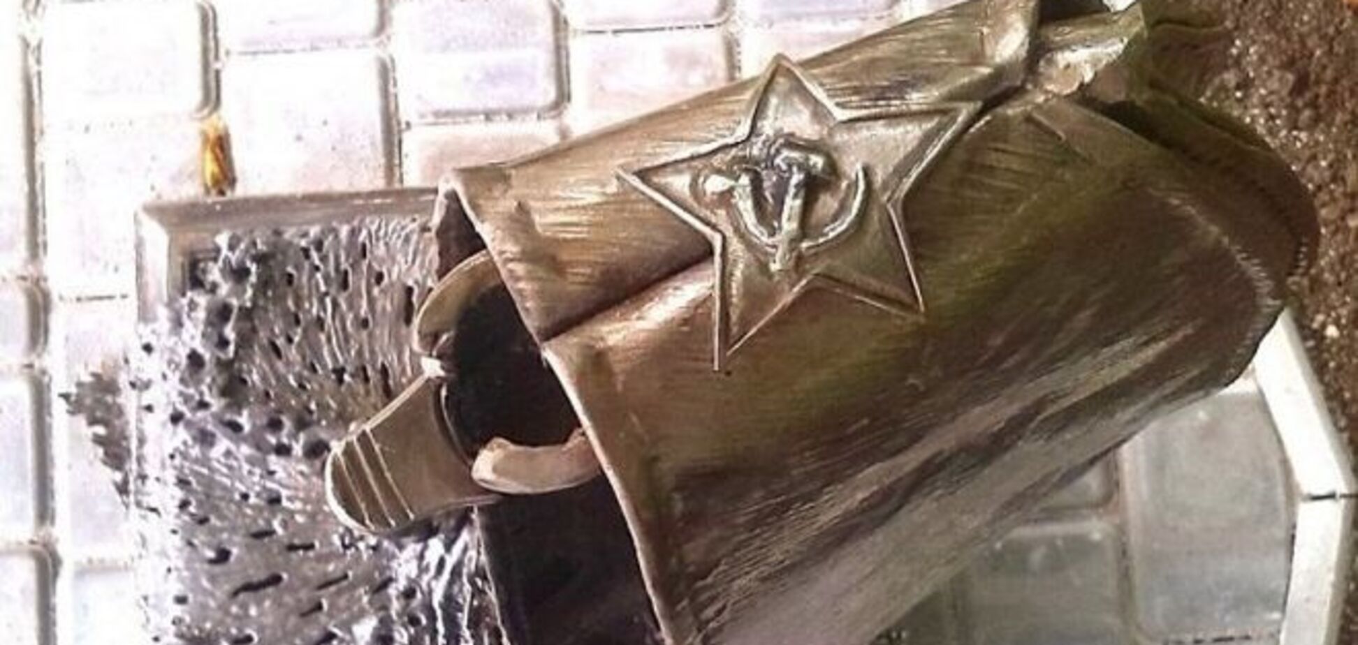 Фашизм не пройдет! В оккупированном Донецке установили памятник штыку и пилотке