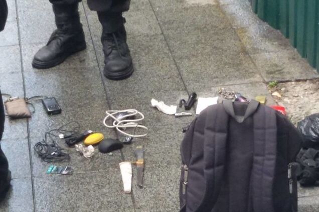 Возле Рады задержали группу неизвестных с дымовыми шашками