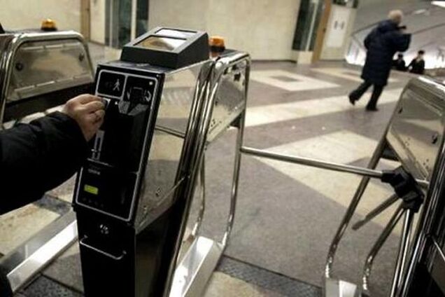 Хто може тимчасово їздити в метро Києва без картки киянина: список