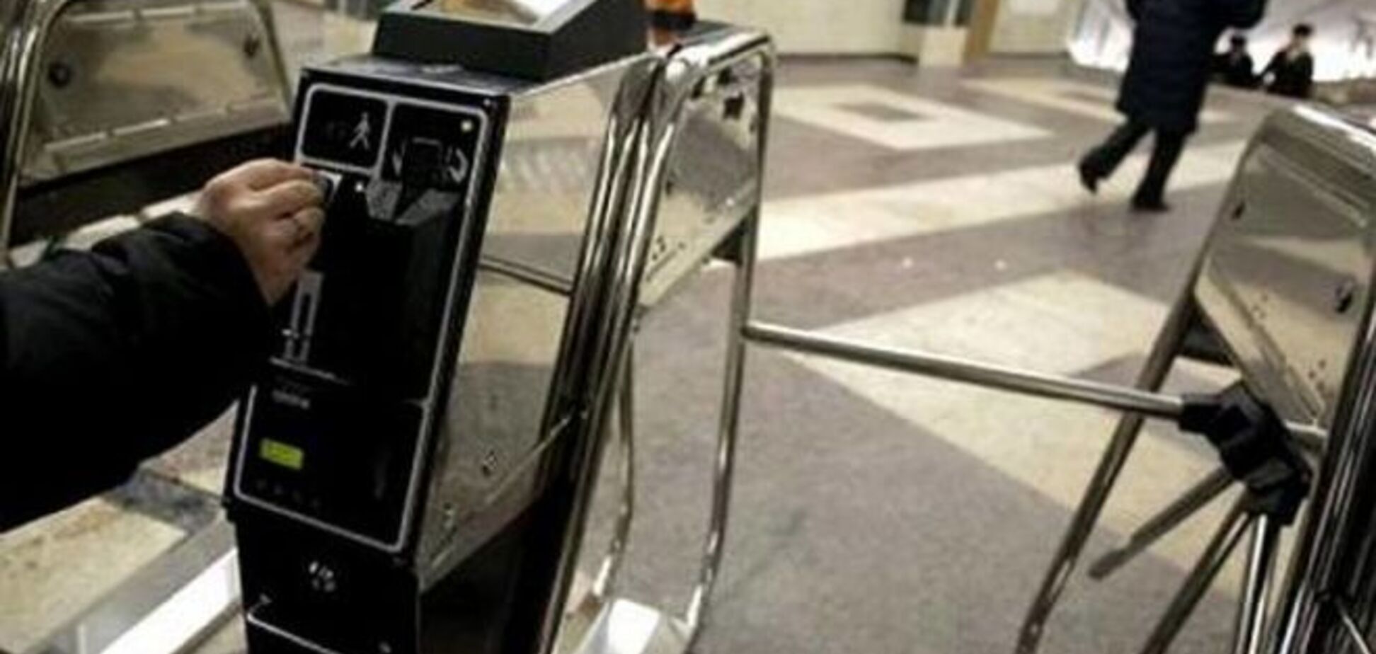 Хто може тимчасово їздити в метро Києва без картки киянина: список
