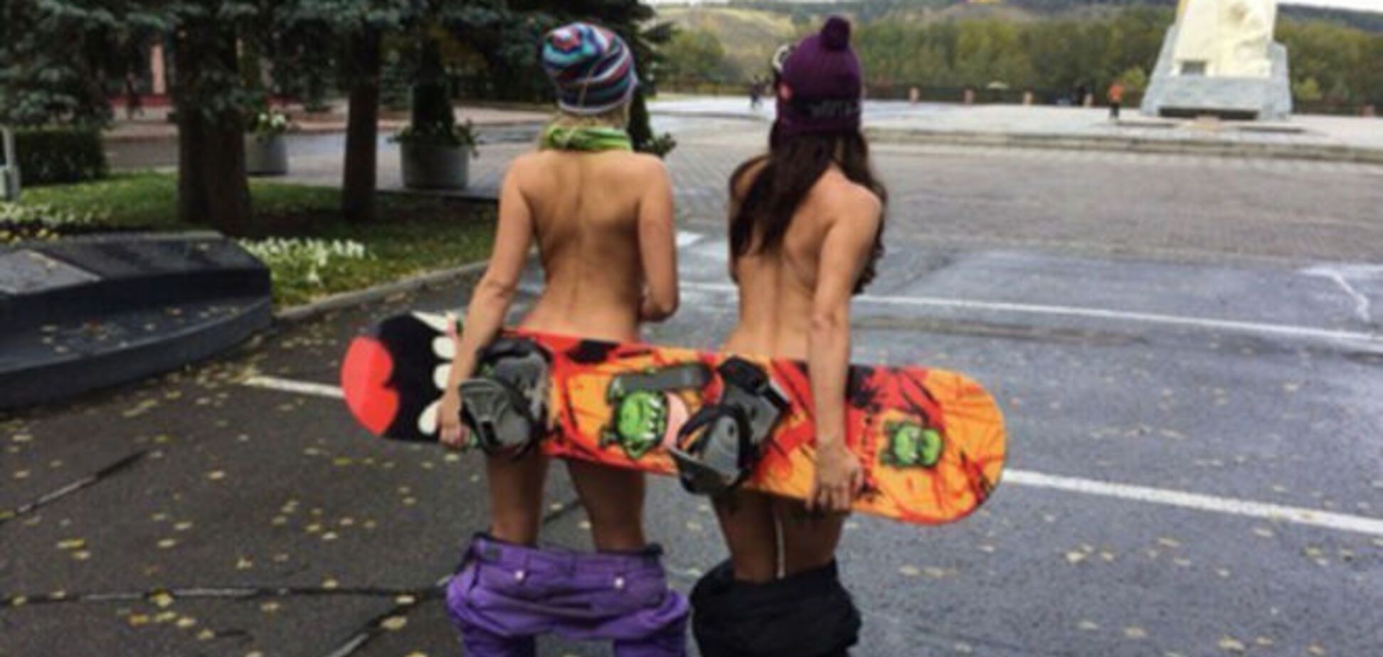 Стало известно о наказании голых российских сноубордисток, снявшихся возле Вечного огня