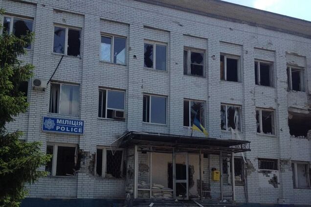 В Марьинке зачистили от террористов горотдел милиции: фотофакт