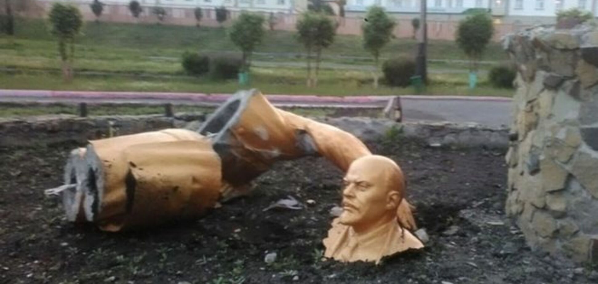 В России пьяный мужчина сломал памятник Ленину, пытаясь сделать селфи