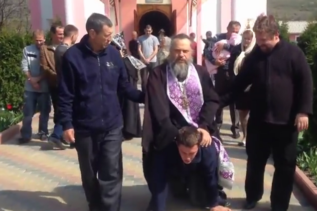 В Приднестровье священник оседлал 'одержимого' прихожанина: видеофакт