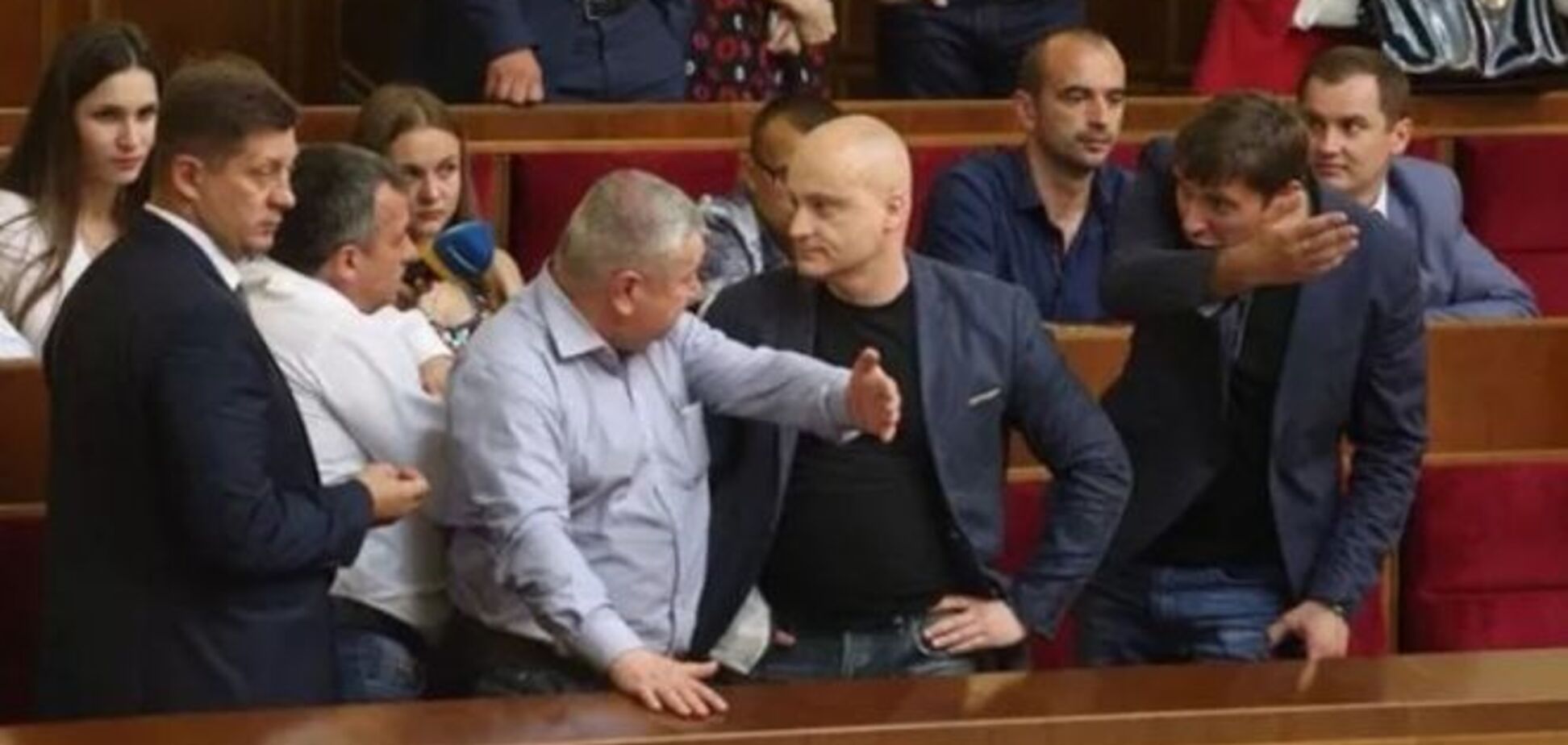 Парасюк пытался саботировать выступление Порошенко в Раде провокационным плакатом