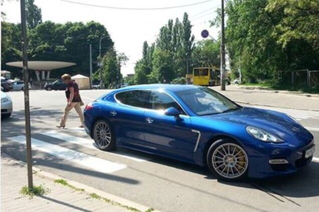 Расступись, я на Porsche: в Киеве очередной мажор стал 'героем парковки'