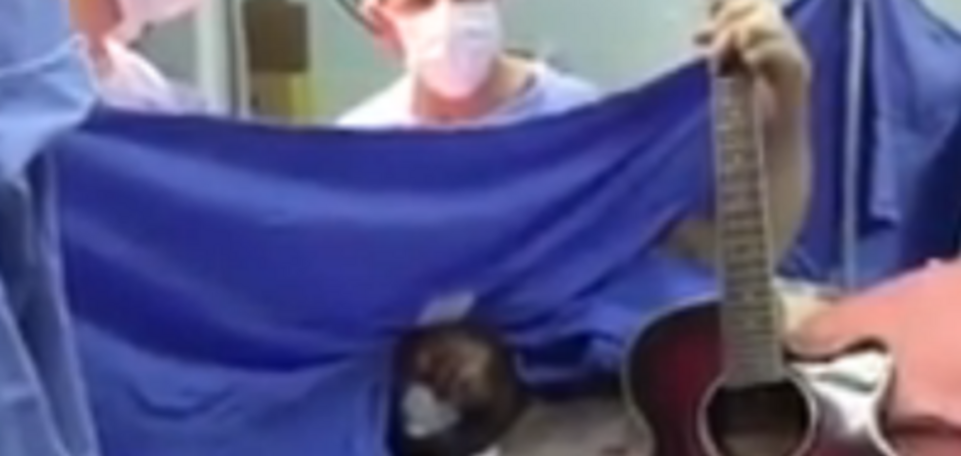 В Бразилии мужчина во время операции на мозге играл на гитаре: видеофакт
