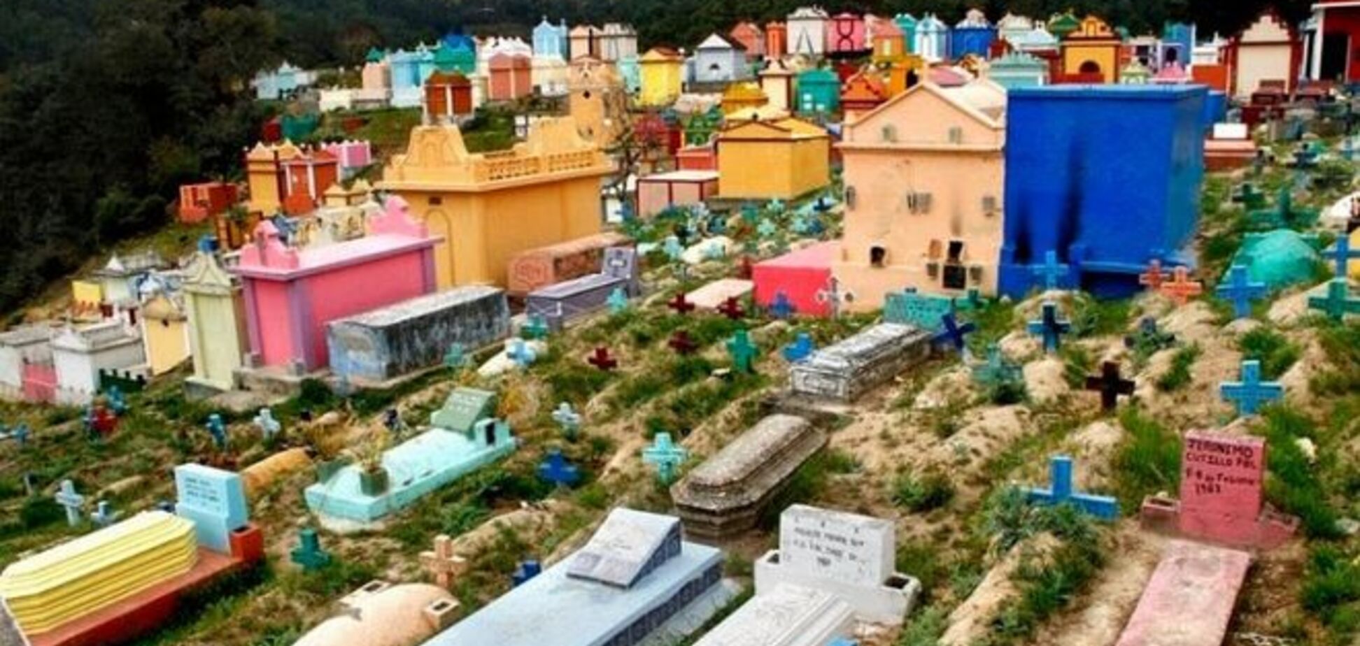 На тот свет ушли ярко: удивительные цветные кладбища Гватемалы